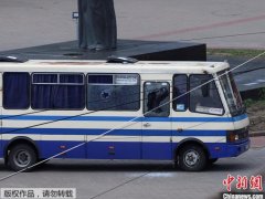 乌克兰男子劫持13人，要求总统号召大家看电影，