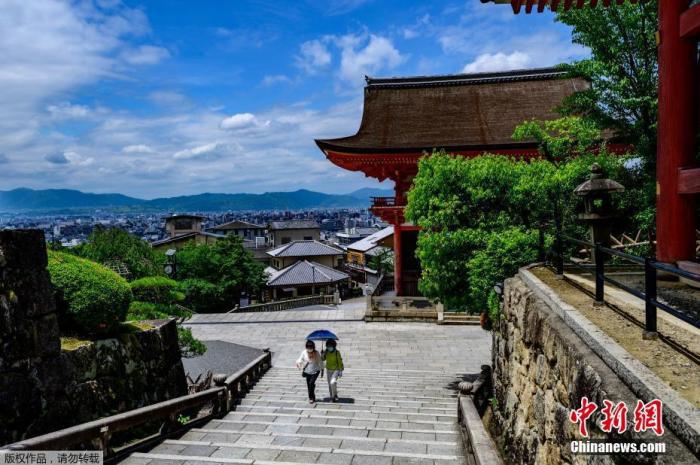 资料图：当地时间5月22日，位于日本京都的清水寺迎来游客。1994年，清水寺被联合国科教文组织列入世界文化遗产名录。5月21日，日本首相安倍晋三宣布解除关西地区大阪府、京都府和兵库县三地的紧急状态。