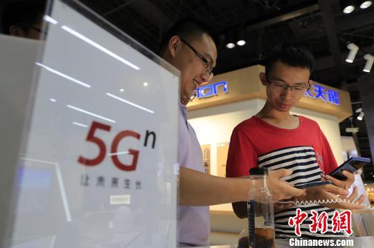 资料图：市民在体验5G手机。　殷立勤 摄